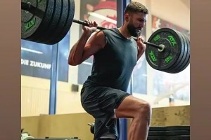 净整没用的克莱伯休赛期肌肉线条相当炸裂，结果没开打就伤