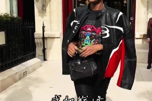 魔术师儿子EJ酱现身巴黎时装周 受到粉丝竞相合影追捧~