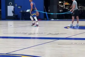 启动爆发这一块！库里绑着弹力绳训练急停跳投