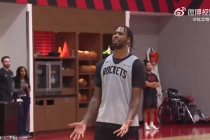 杜兰特在火箭呆的真开心啊！一旁伊森这舞蹈，看着像练过的