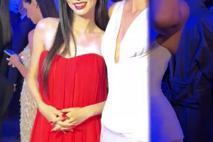 东西方不一样的美！周也和肯豆同框亮相巴黎时装周