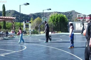 尴尬詹姆斯直播中让旁人倒数321，结果连续三个三分不中