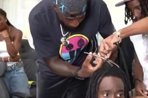 詹姆斯剪掉网红kai脏辫 接到自己头上展示新发型