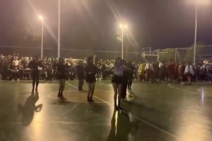 羡慕啊！这是哪个学校，打个球赛中场竟然还有啦啦队表演