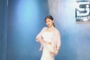 非常谦虚好学！教练比卢普斯发表讲话，杨瀚森在身后不停地点头！