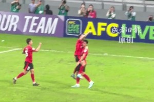 尽显风度! 赛后，江原FC球员向成都主场球迷鞠躬致敬!