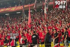 点燃凤凰山公益看台，近600名成都少年齐唱《有我》《爱我中华》