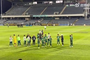 国安远征球迷赛后怒骂“SB杨立瑜”，杨立瑜鼓掌+竖中指回应！