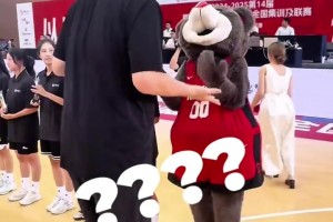 火箭熊摊手！姚明给火箭工作人员发放礼物 结果到火箭熊跟前没了