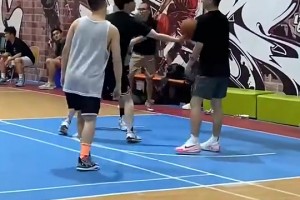 这个抛球角度确实秀翻了