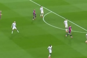 足球智慧体现！布斯克茨这一停一过堪称艺术！