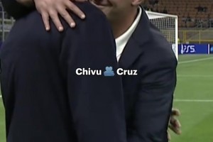 实拍小图拉姆收获欧冠mvp奖杯，网友：图图永远是个乐天派