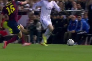 好像每一步都踏在钢琴上一样！网友：梅西这个摆脱，足坛绝无仅有