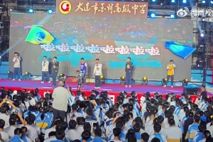 杨毅早年在综艺上和小姐姐PK答题，真是博学多才啊！