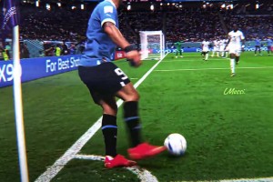 皇马球迷：如果场上嘘声四起，那就请你捂耳前行！