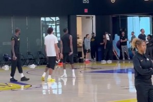 湖人队内训练，中锋全在练三分，斯玛特也在单独加练三分