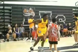 卧槽，这扣篮也太残暴了，直接把对手给扣跪了！