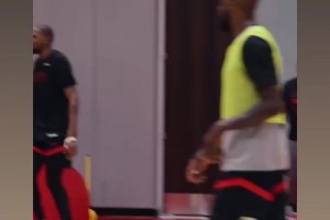 谢泼德在训练中迎着KD长臂勾手打进，这球应该看不到框了吧