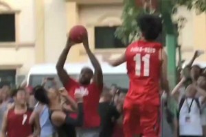 这个真是逆天！国产扣将上演史诗级双胯下不可思议扣篮