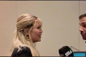 旺达和小男友在路上被记者采访：你俩还像之前那样爱对方嘛~