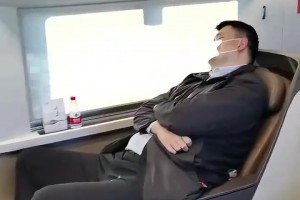 块头是大了一点点姚明坐动车，这商务座感觉快撑不住了