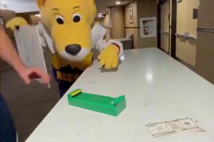 这一幕还挺可爱！杨瀚森背着仙女书包把手里礼物给了两位小朋友