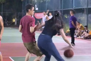 球迷晒视频：坐飞机偶遇姚明 在商务舱睡得很沉