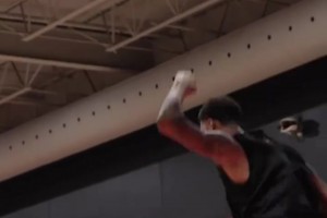 小贾也开始玩空接了！阿门送出妙传，小贾拍马赶到轻松扣篮