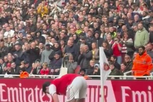 赖斯主罚角球时西汉姆球迷高喊：你应该加盟一家大俱乐部