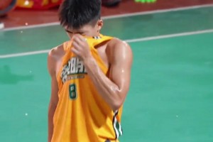 中锋位置正面较量！杨瀚森利用脚步强吃克林根，碾到篮下得分！