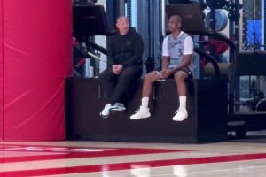 快船训练结束后，保罗在场边与泰伦-卢聊啥呢？