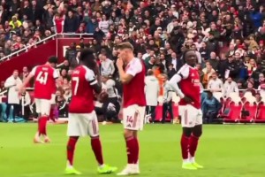 萨卡罚点球前约克雷斯说了什么？