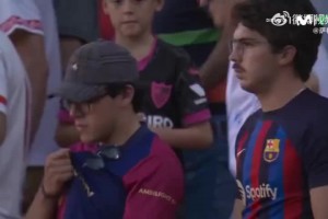 巴萨大比分失利，但看台上的巴萨球迷亲吻队徽，支持巴萨❤️