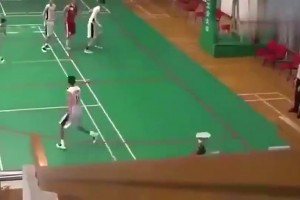 好家伙，这是直接瞄着去垫脚啊，不怕被打吗？