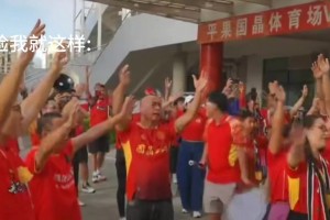 赛后广西平果小球迷怒扔水瓶砸向重庆球迷