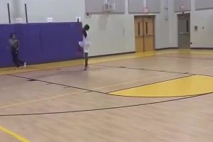 看看美国某学校初中生真实弹跳水平，黑人也不见得多能跳啊