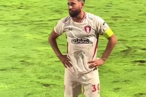 这场地一言难尽前英格兰国脚34岁汤森在泰国联赛踢球