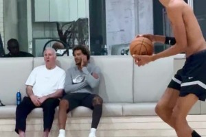 马刺队魂！波波维奇现身观看文班亚马训练三分❤️❤️❤️