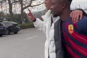 颈椎骨折的中甲外援和蔼可亲见谁都笑，小球迷要求拍照签名都满足