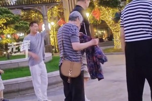 高人观光团！姚明一家国庆假期现身苏州游玩！路人秒变小手办~