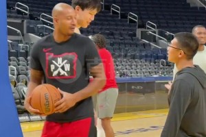 首秀不紧张！！杨瀚森赛前训练与助教有说有笑，身旁的翻译也忙坏了