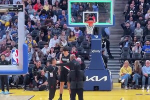 依旧很礼貌！杨瀚森撞倒勇士理查德犯规，很友好地将对手拉起来！