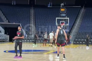 杨瀚森三分命中后，与助教撞胸庆祝！随后还调皮抢断了助教