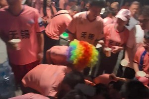 遭无锡球迷吐槽：2000多人就给这点水，苏超盐城这办赛能力。。。