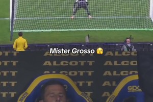 表情亮了！格罗索本不想看罚点球过程，最后还是被迫营业