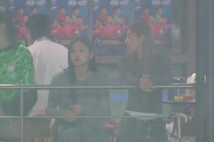 包厢内的这位韩国女球迷什么水平？