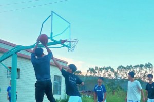 很耐心了！当杨瀚森出错时 比卢普斯会指出+最后再鼓励他