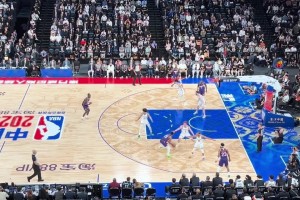 太紧张了？曾凡博全场唯一一次持球进攻的机会，运球运到背上了！