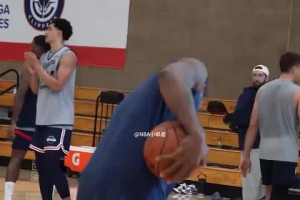 小卡这巨掌！单手从地上抓起篮球跟吸盘似的