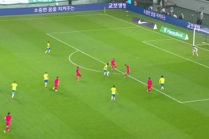 超级超级巨大失误！金玟哉后场转身失误被断，埃斯特旺轻松破门